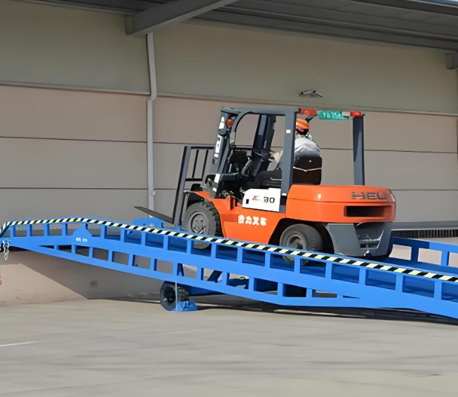 黔东南移动式卸货平台（叉车用）